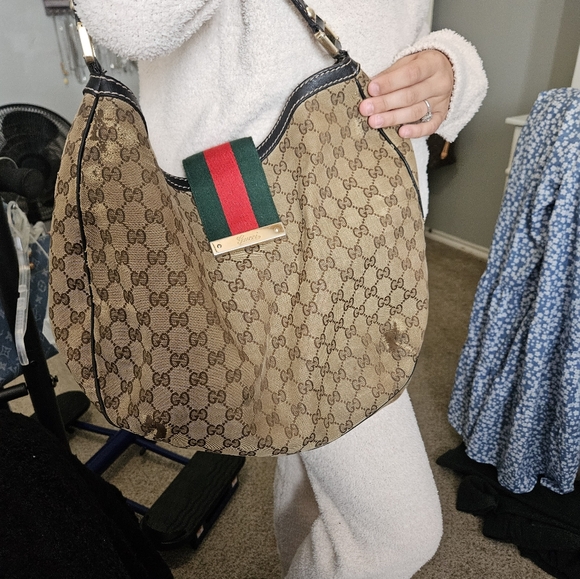 Gucci hobo bag is worn in all four corners otherwise purse is in good condition. - Picture 13 of 13